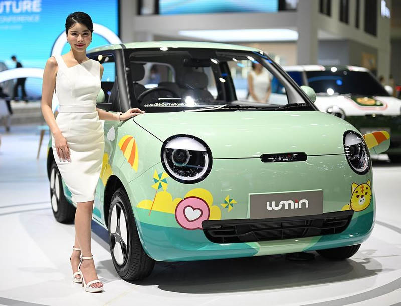 Changan lanza auto eléctrico en alianza con Hello Kitty en el 45º Salón Internacional del Automóvil de Bangkok